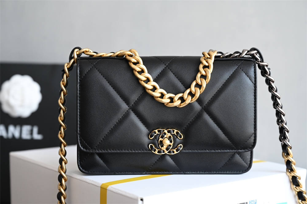 Chanel 19 WOC 19.2cm 2025 new 